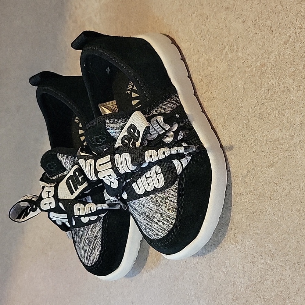 UGG Seaway Logo Suede Sneakers. Size 7